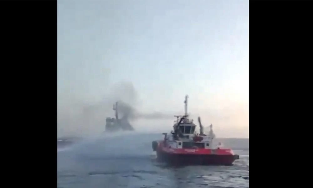Τουρκία: Φλέγεται εμπορικό πλοίο στα Δαρδανέλια - Έκλεισαν προσωρινά τα στενά (βίντεο)